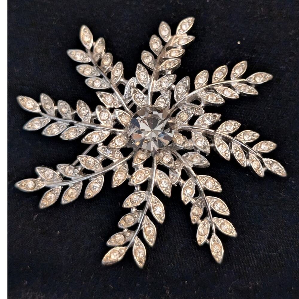 Vintage 1963 Sarah Coventry Silver Tone Rhinestone Snowflake Leaf Brooch - Picture 3 of 3